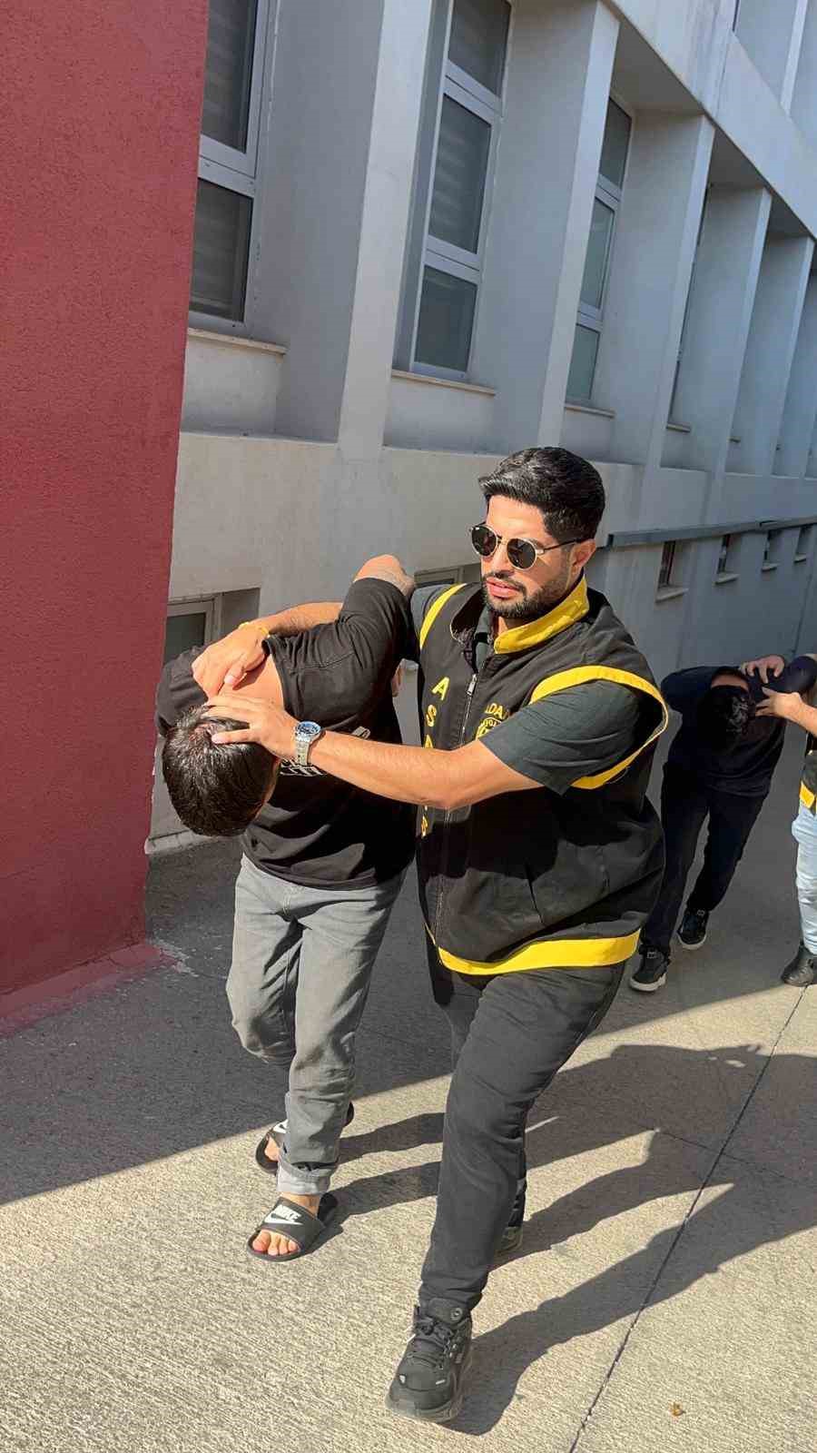 Adana&rsquo;daki kadın cinayetinde 13 tutuklama: Katil zanlısı İstanbul&rsquo;da petshopta yakalandı