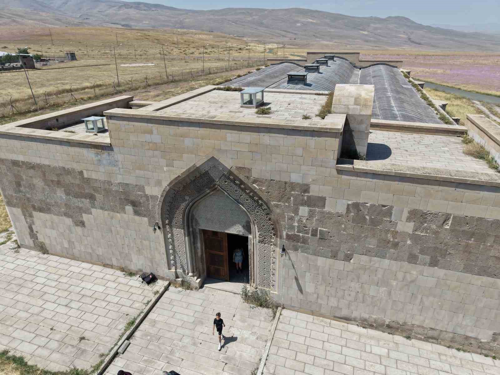Iğdır&rsquo;daki tarihi Ejder Kervansarayı tarihin izlerini taşıyor