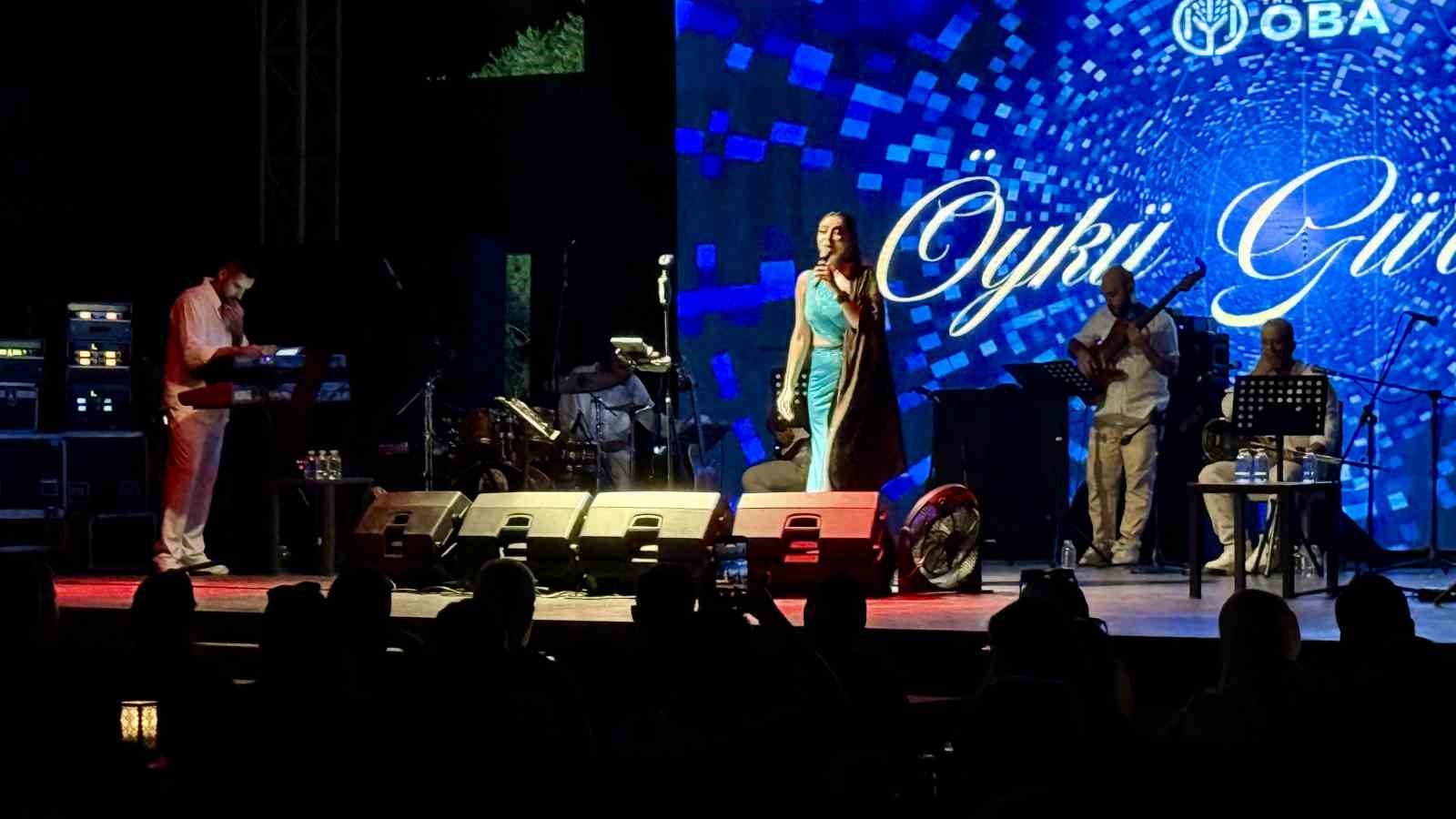 Öykü Gürman’dan Bodrum’da unutulmaz konser, sahnede doğum günü sürprizi