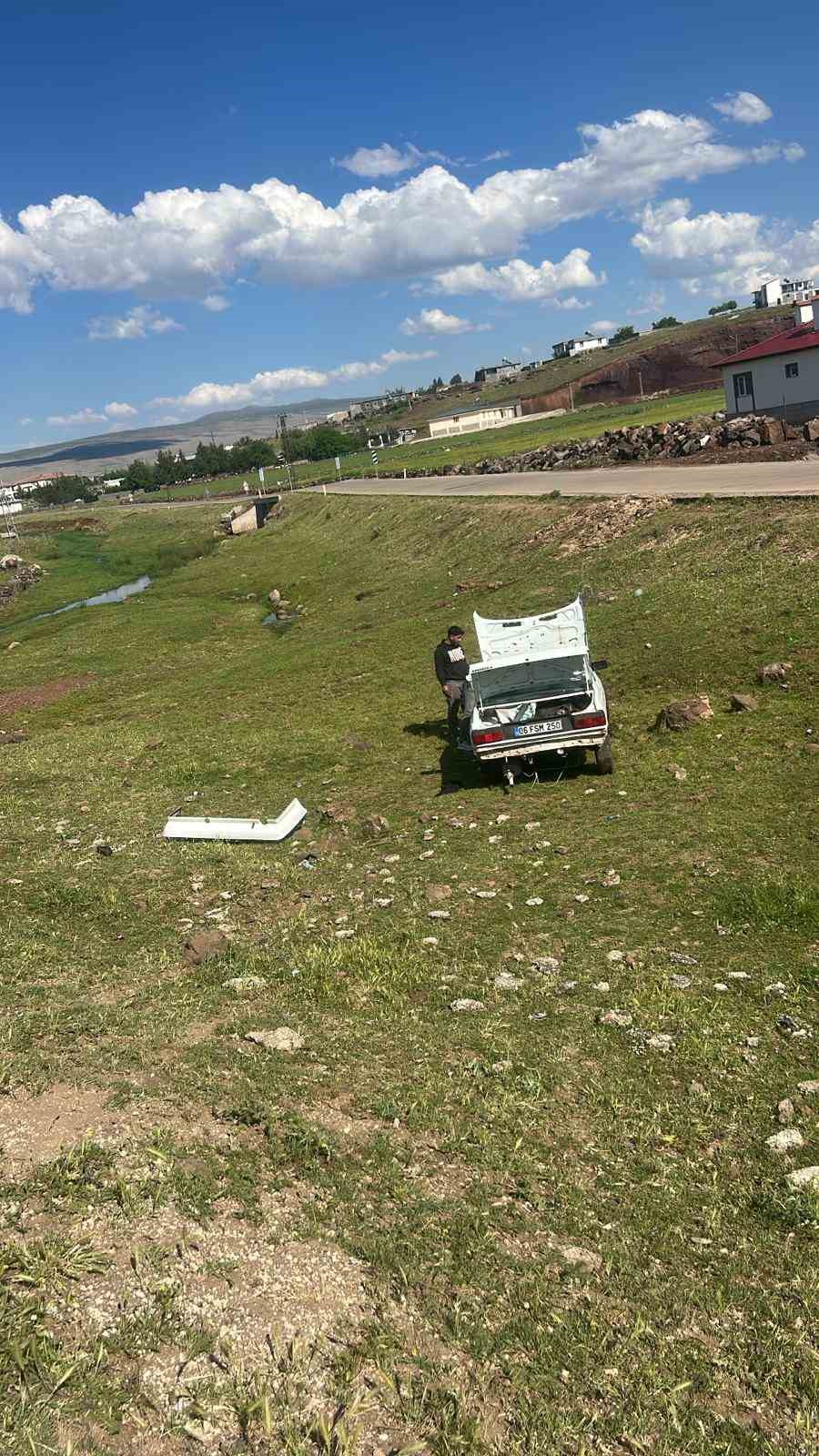 Akaryakıt istasyonunda korkutan kaza: Otomobil şarampole düştü