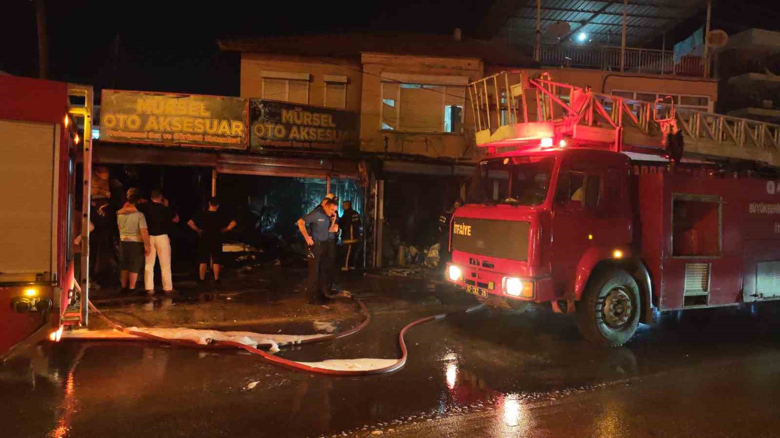 Antalya&rsquo;da iki iş yerinde yangın: Alevler &uuml;st kattaki eve de zarar verdi