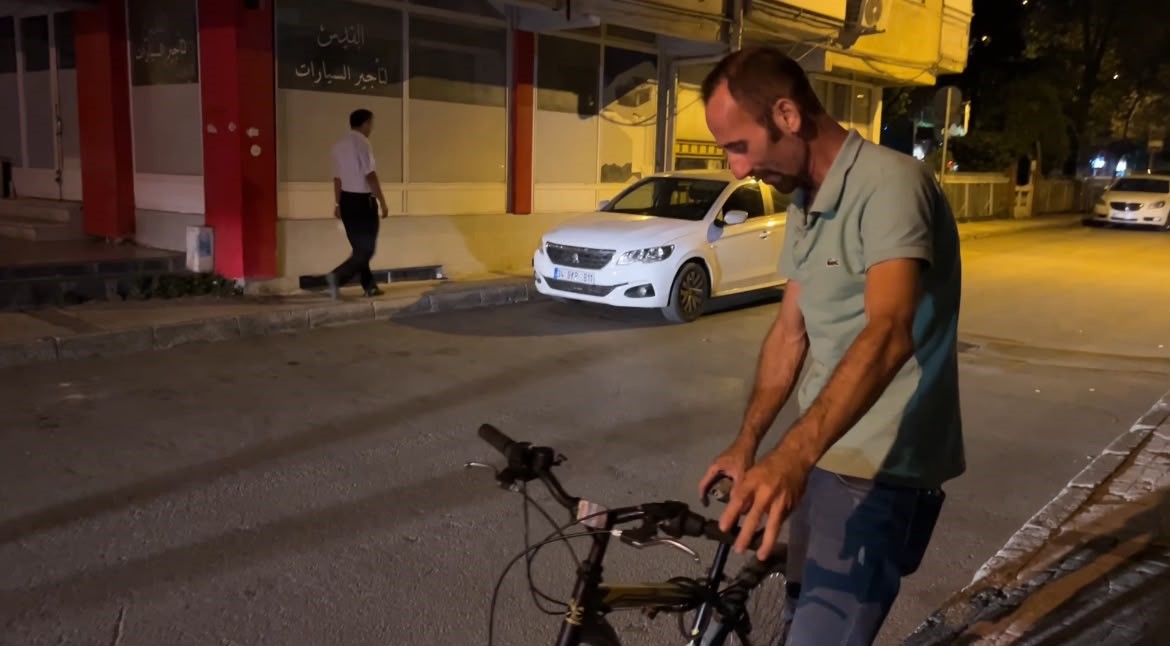 Bisikletiyle polislerin yanına geldi, 20 kat alkollü çıktı, kameraya şarkı söyledi