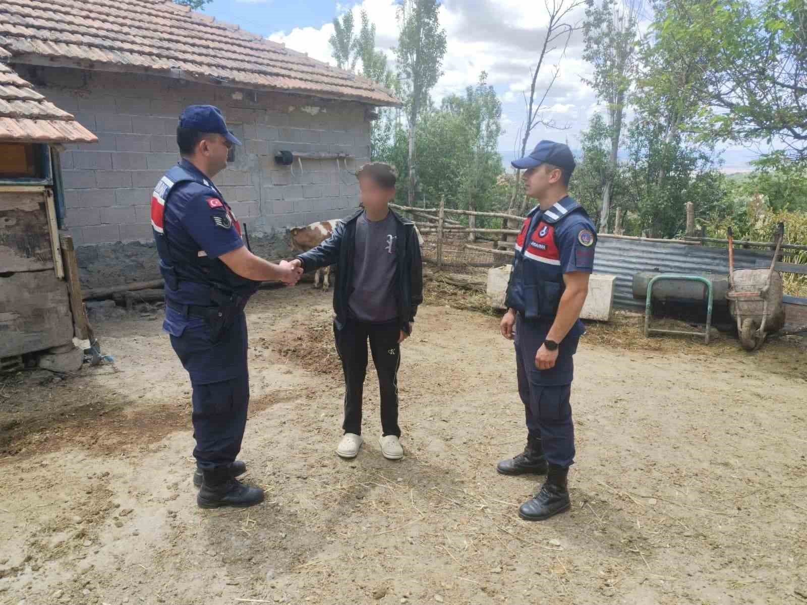 Hayvanlarını kaybeden çiftçinin yardımına Jandarma ekipleri koştu