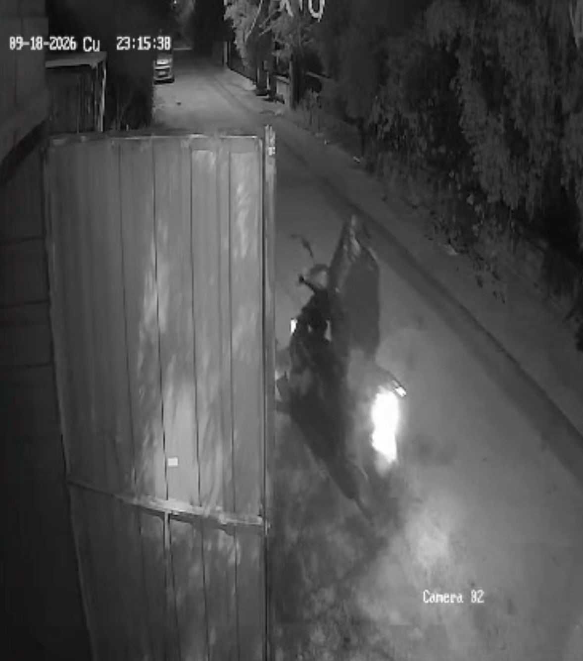Üzerine çöp poşeti geçirip küçükbaş hayvanlarını şikayet eden ailenin otomobilini kundakladı
