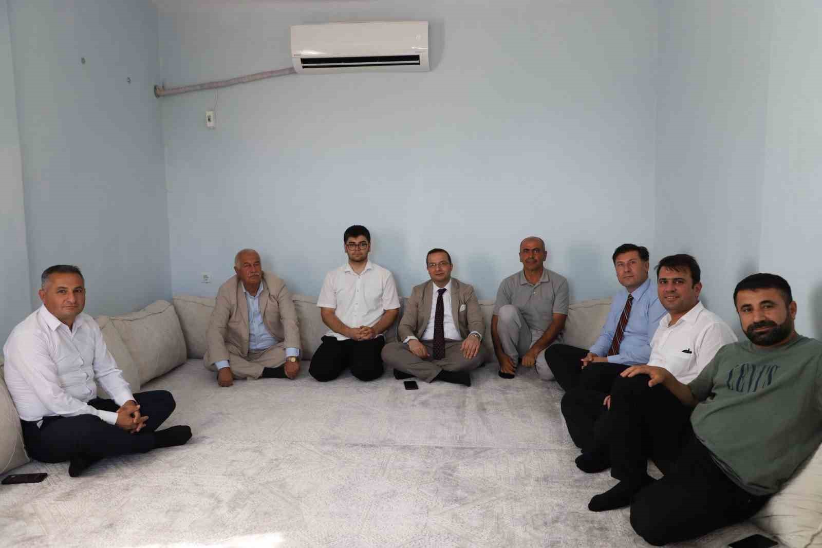 Cizre’de YKS’de başarılı olan öğrencilerin evlerine gidilip tebrik edildi