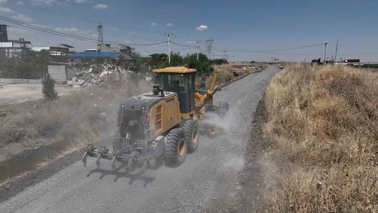 Diyarbakır kırsalında yollar yenileniyor