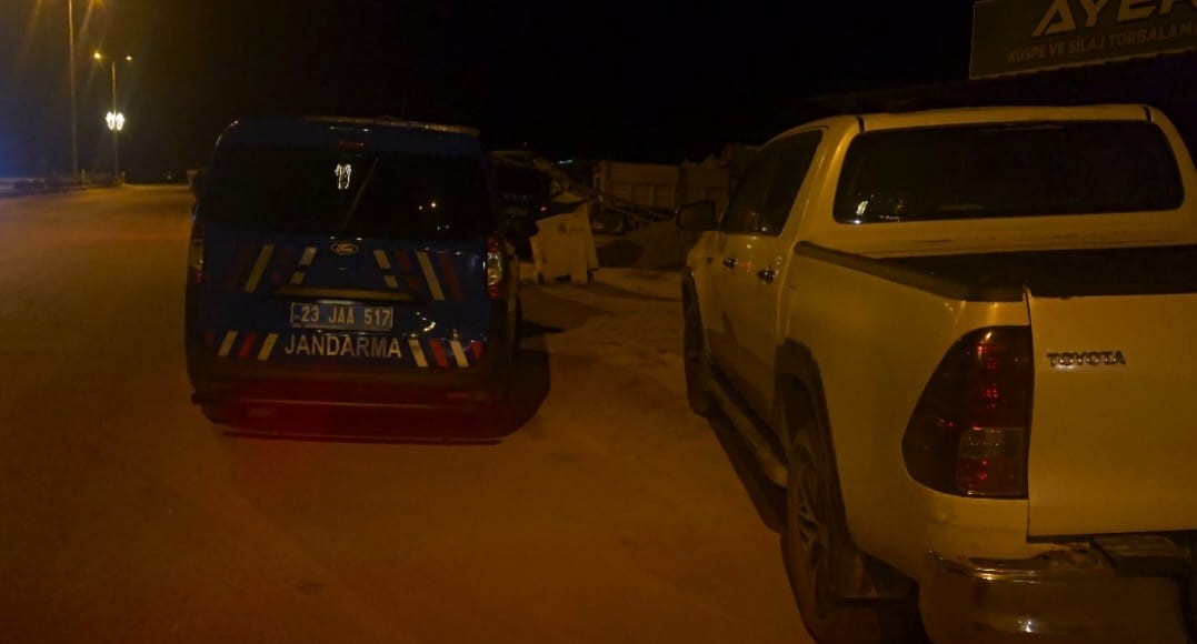 Elazığ’da bıçaklı ve silahlı kavga: 3 yaralı