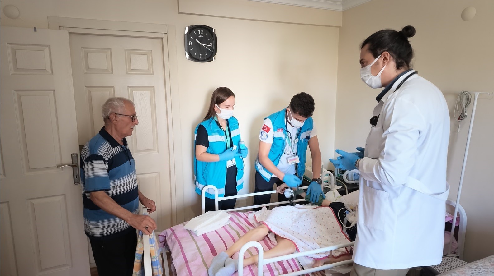 Evde sağlık hizmetleri g&ouml;n&uuml;llere dokunuyor