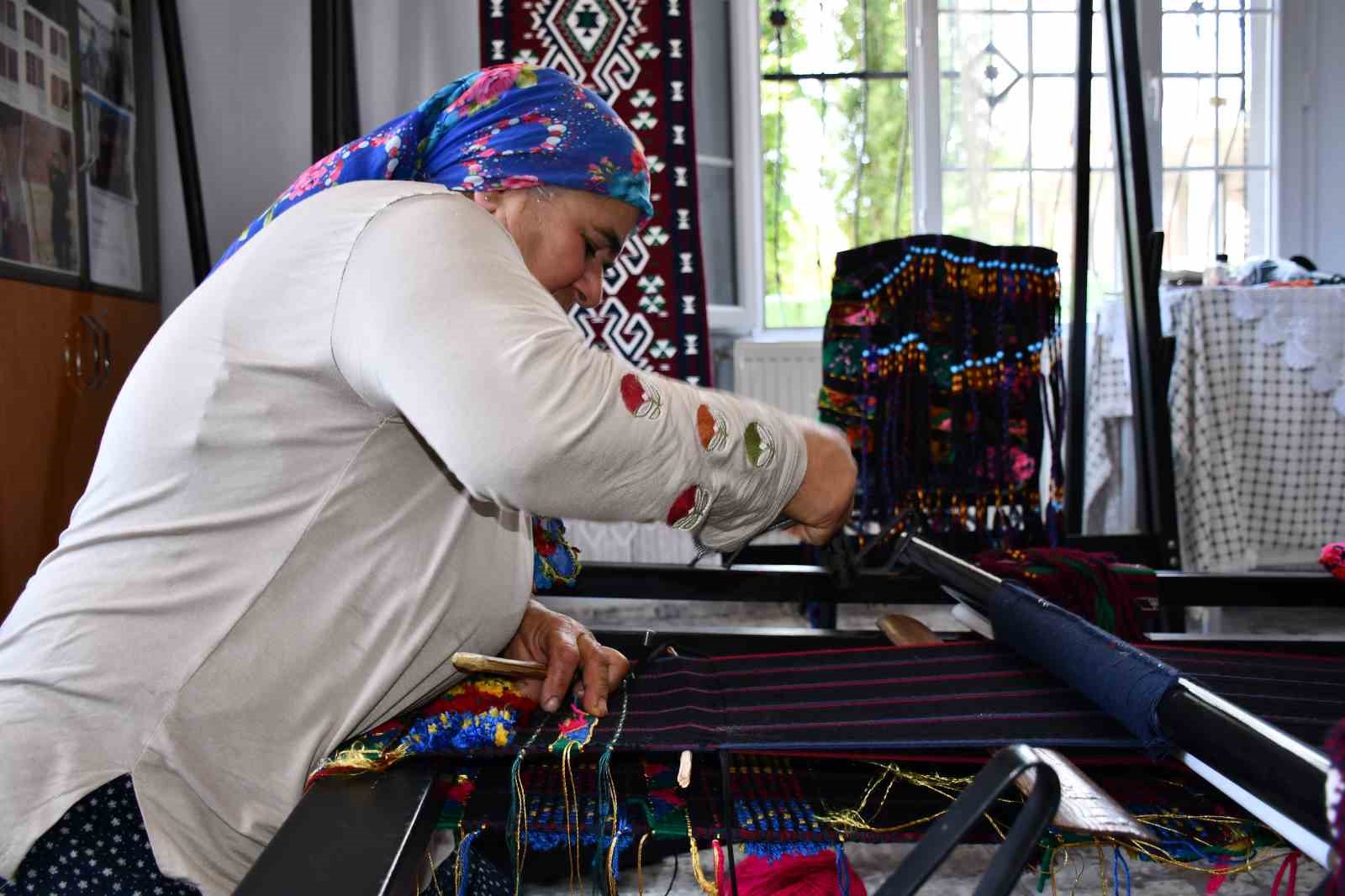 Cefakar anne, heybe yaparak dört çocuk okuttu