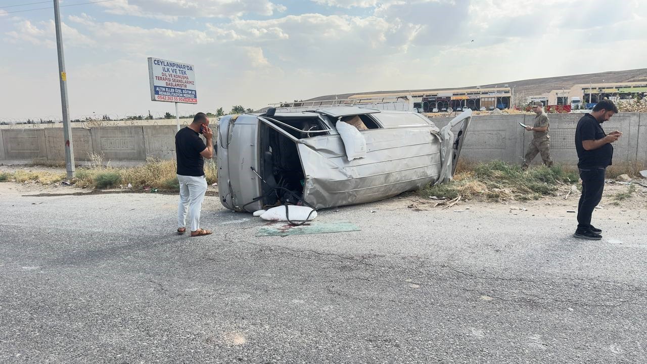 Şanlıurfa&rsquo;da kamyonet devrildi: 2 yaralı