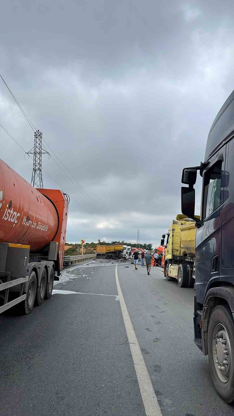 Şile’de korkunç kaza: Çarpışan 2 tır adeta paramparça oldu