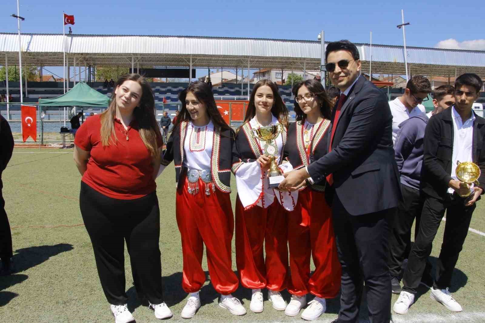 Bilecik’te derece elde eden öğrencilere kupa ve madalyaları verildi