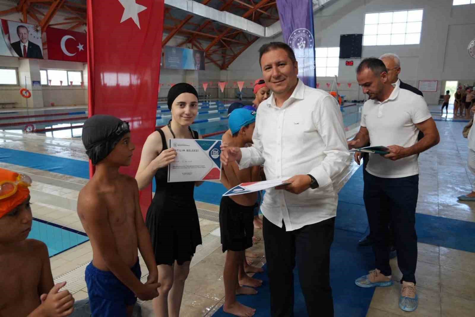 Yaz boyunca kulaç attılar sertifikalarını aldılar