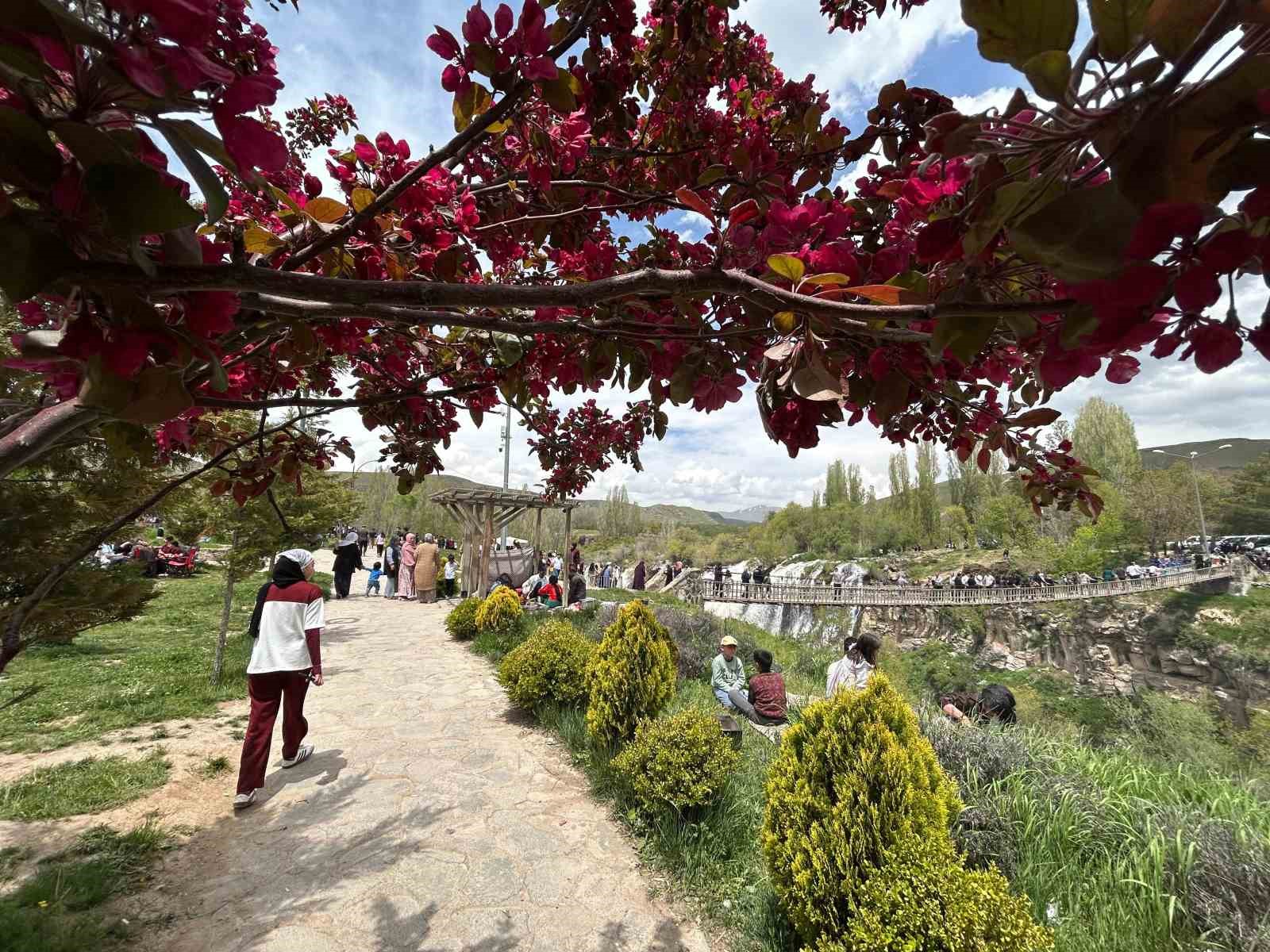 Yağışlarla birlikte coşan Muradiye Şelalesi ziyaretçi akınına uğradı