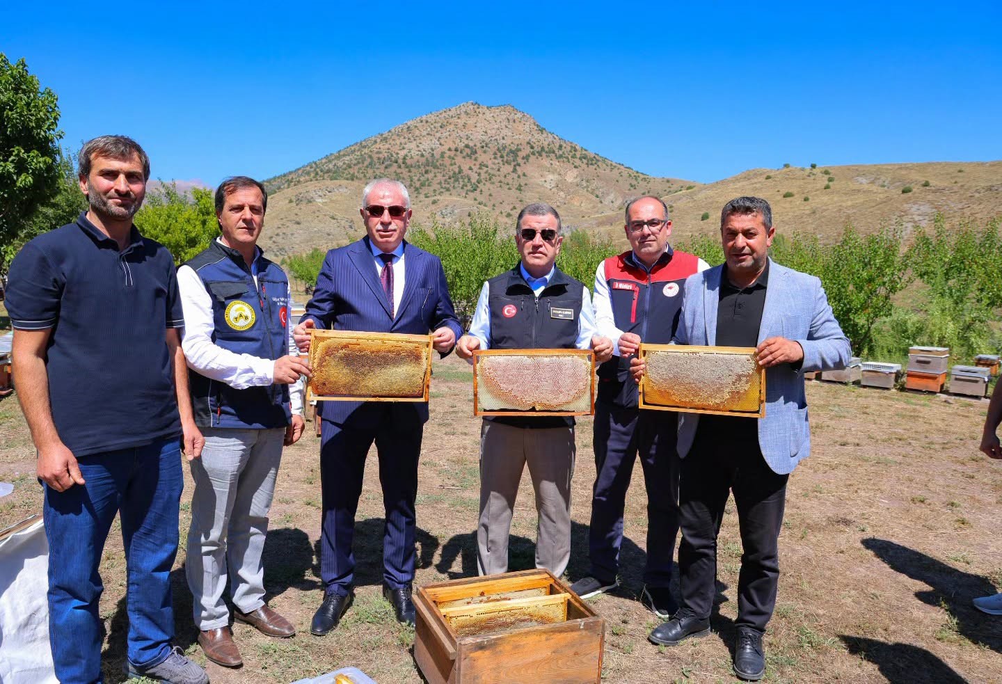 Bayburt&rsquo;ta 2026 bal hasadı başladı: Vali Eldivan arıcılarla bir araya geldi
