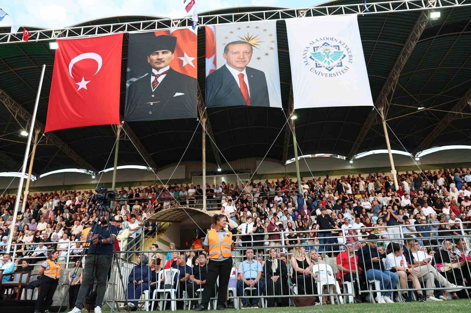ALKÜ mezuniyet töreni coşkuyla yapıldı