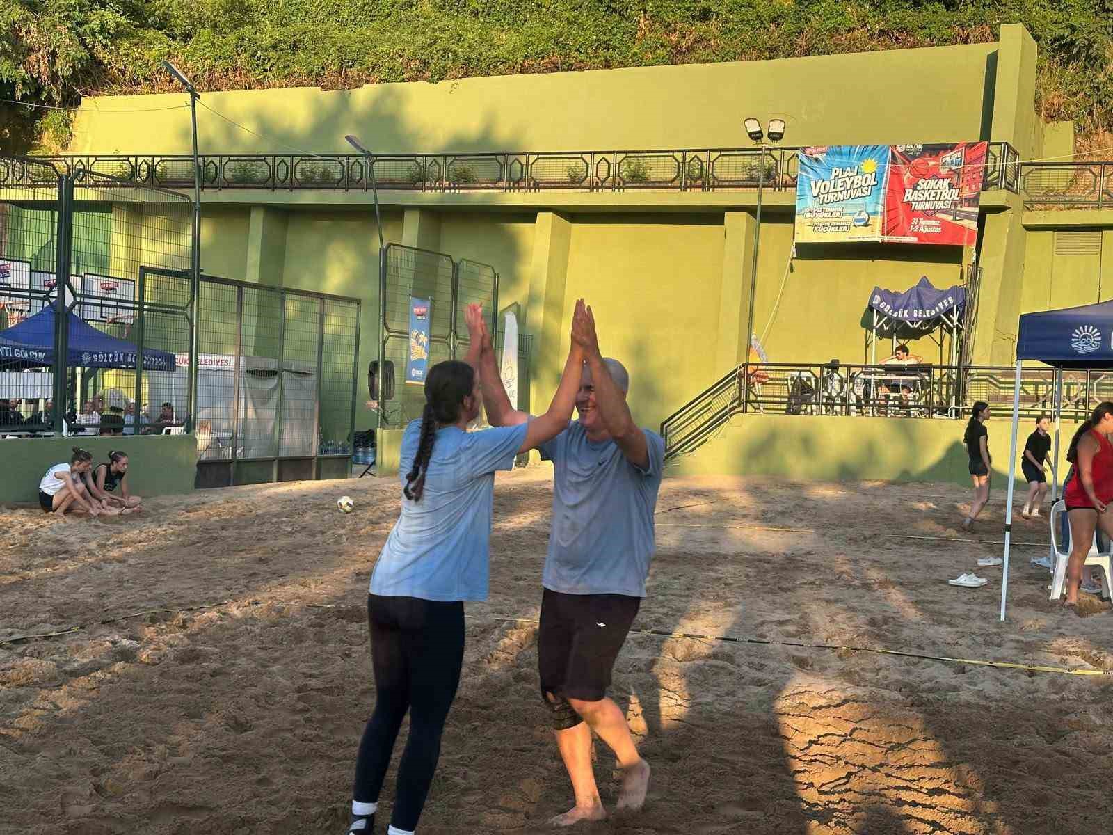 Gölcük’te 304 minik sporcunun plaj voleybolu heyecanı