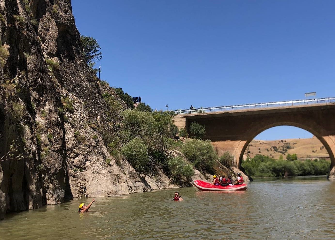 Sıcaktan bunalanlar karasu nehri’nde raftingle serinliyor