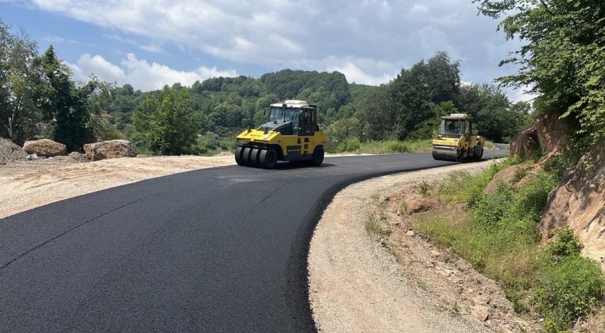K&ouml;ylerde asfalt &ccedil;alışması s&uuml;r&uuml;yor