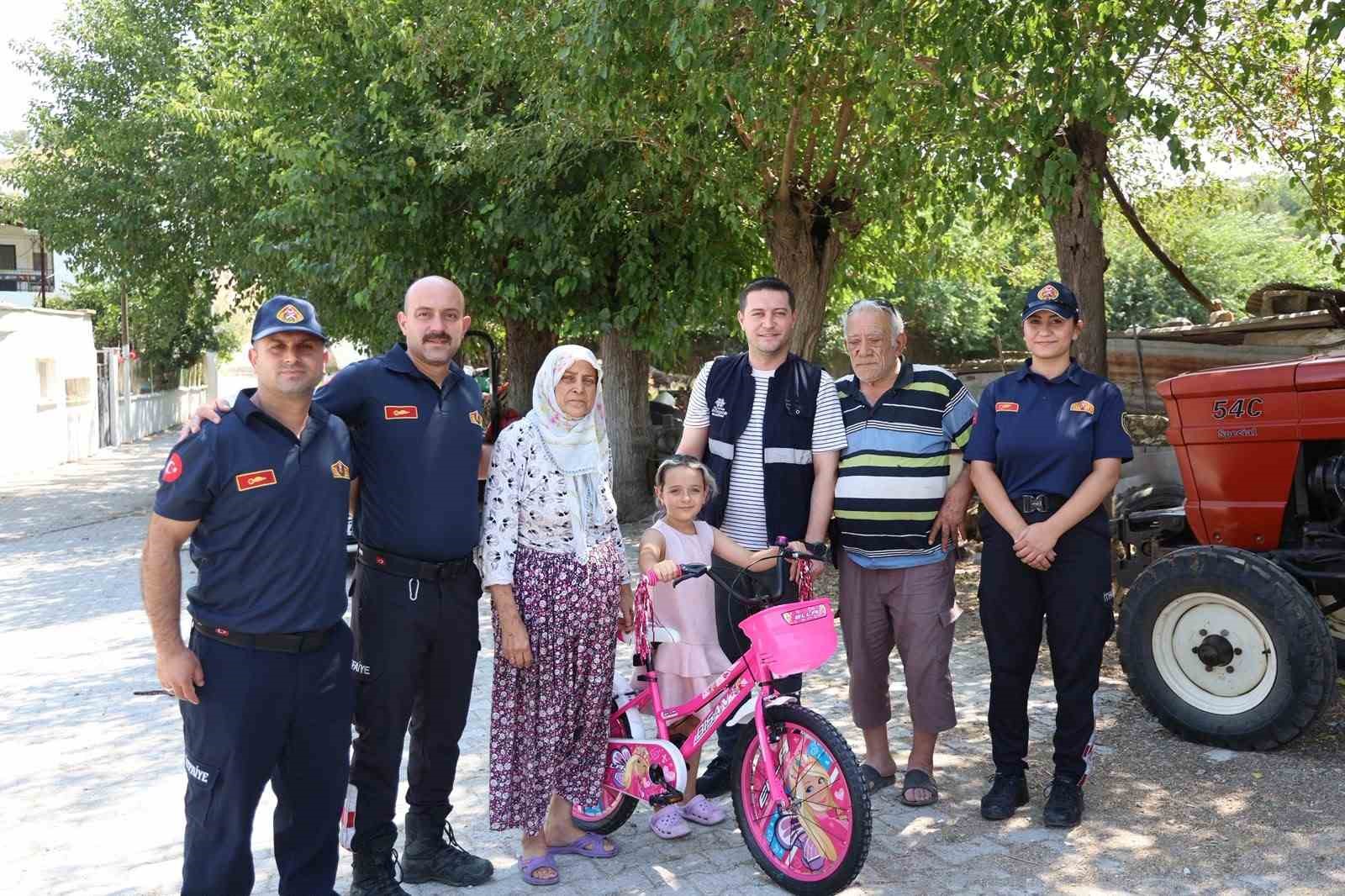 Başkan Çerçioğlu, yangında bisikleti yanan Hazal’ın yüzünü güldürdü