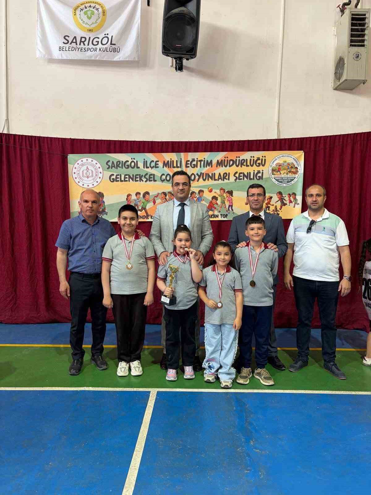 &Ccedil;ocuklar geleneksel oyunlarda kıyasıya yarıştı