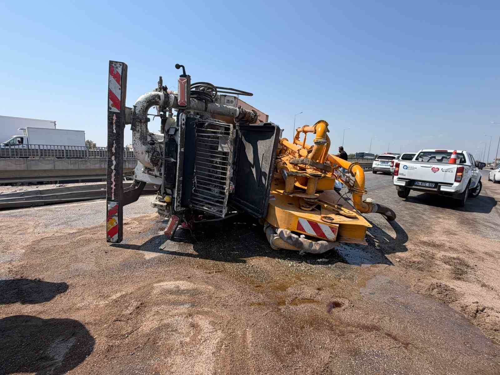 Beton pompası kamyonu bariyerlere çarpıp yan yattı