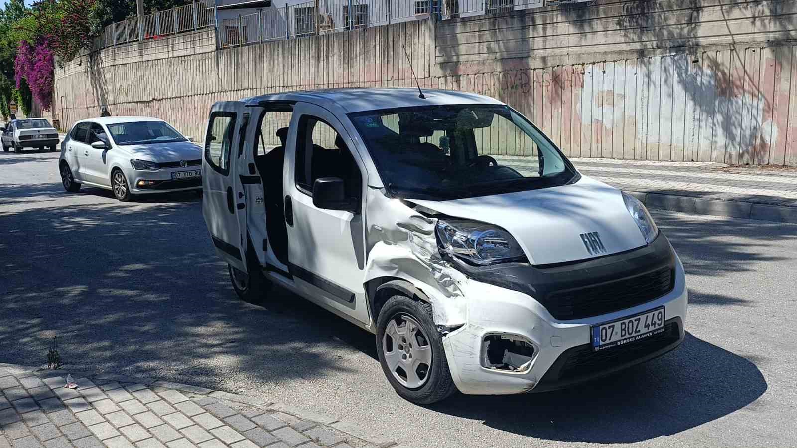 Otomobil, park halindeki araca &ccedil;arptı: 1 yaralı