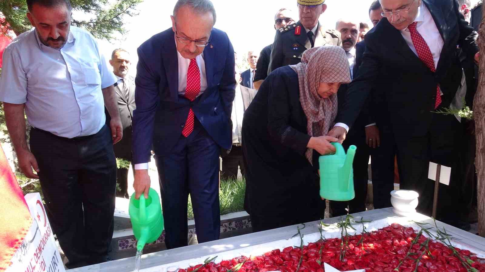 Malatya&rsquo;da 15 Temmuz şehitleri mezarları başında anıldı