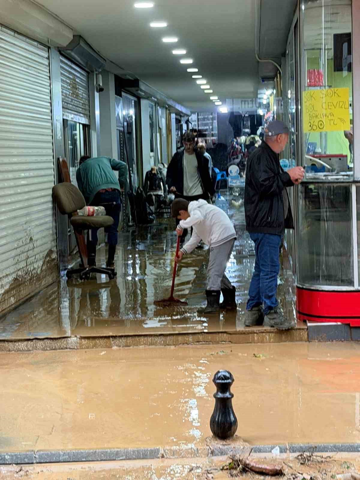 Rize’de Pazar ilçesinde sel suları çekiliyor, iş yerlerinde temizlik çalışmaları başladı