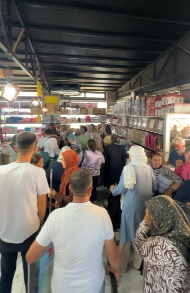 Hatay’da mağaza açılışında izdiham