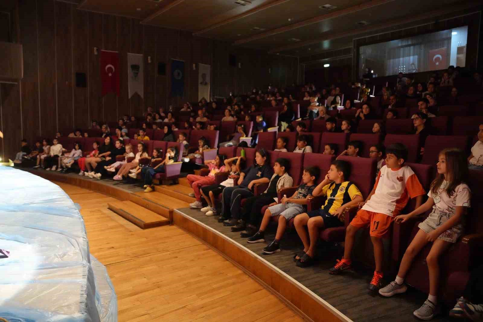 Kartal Belediyesi’nden okula dönen çocuklara tiyatro sürprizi