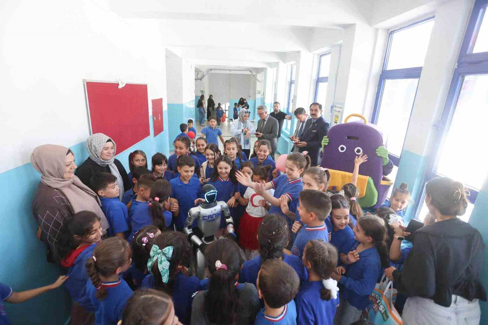 Türkiye’nin nüfusa kayıtlı ilk insansı robotu okulda