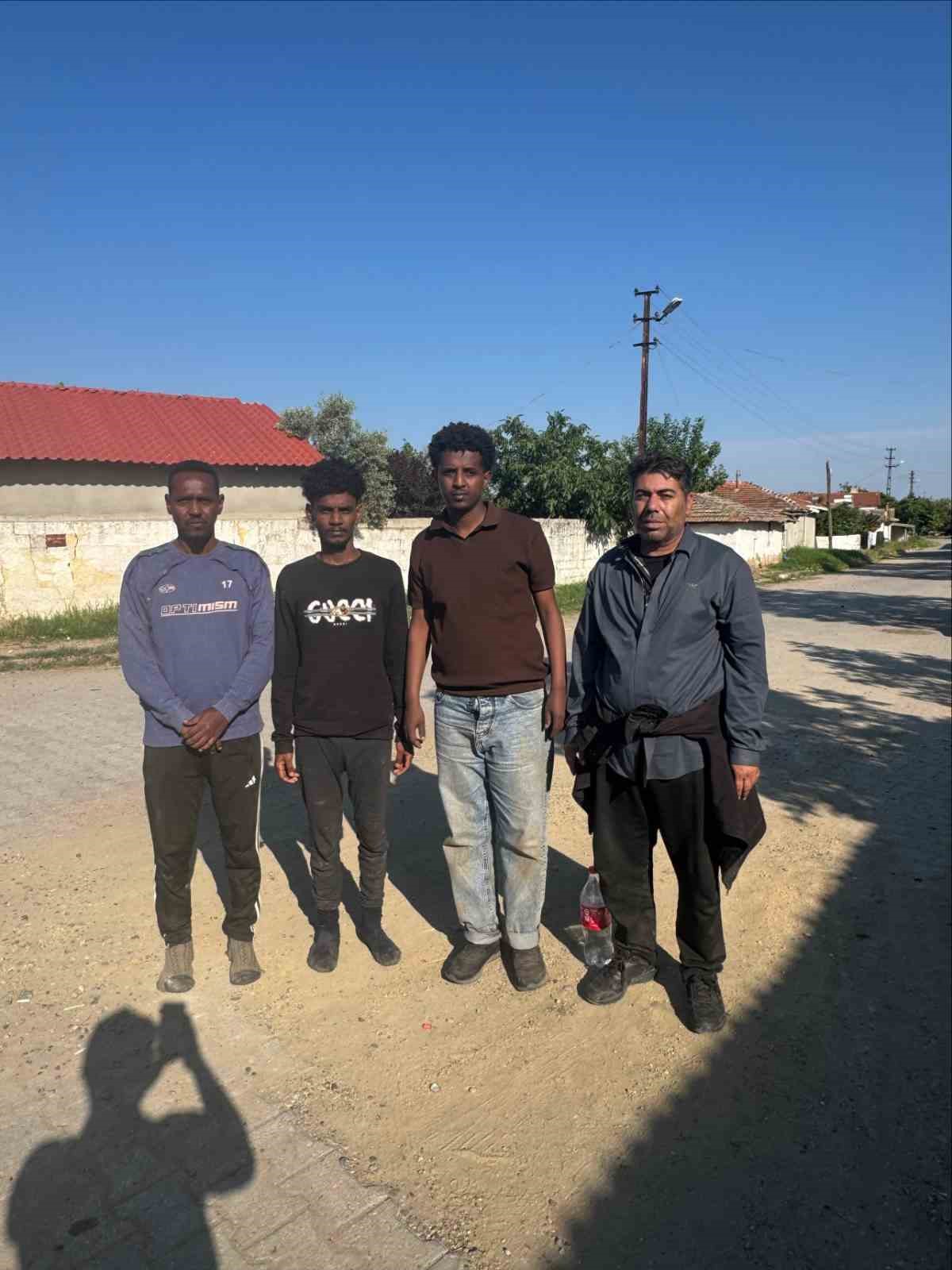 Yurt dışına ka&ccedil;mak isteyen 32 d&uuml;zensiz g&ouml;&ccedil;men sınır hattında yakalandı