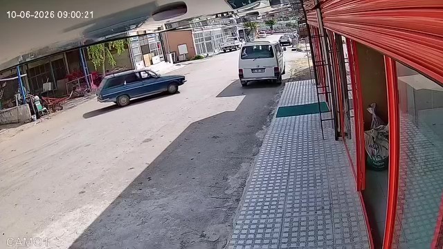 El freni çekilmeyen otomobil hareket edip minibüse çarptı: O anlar kamerada