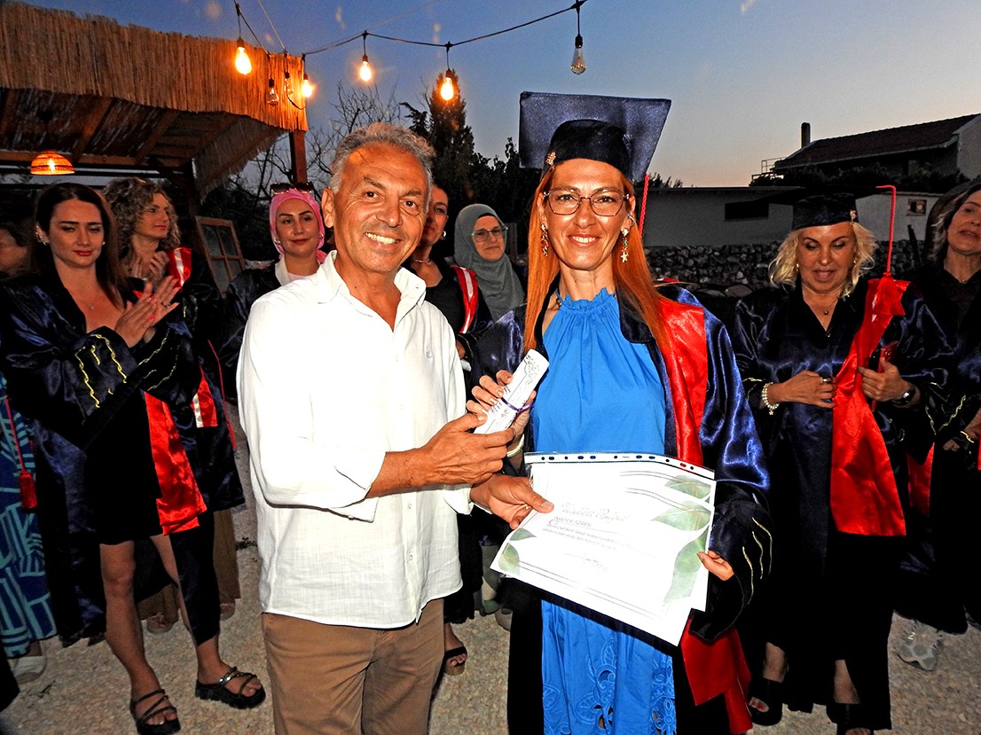 &Ccedil;eşme&rsquo;de kursiyerlere &rsquo;usta aş&ccedil;ı&rsquo; belgeleri verildi