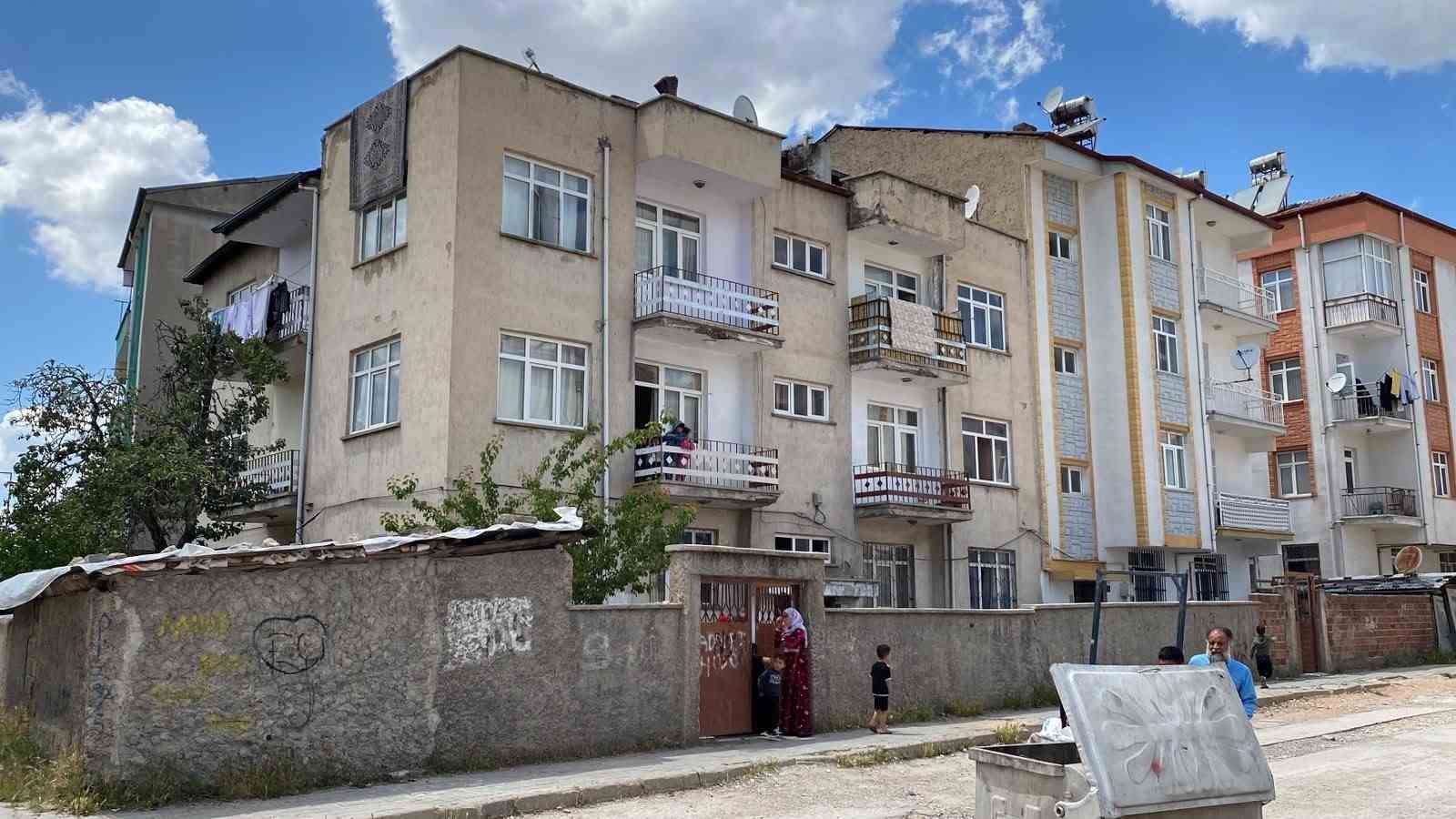 Elazığ’da 2’inci kattan düşen 5 yaşındaki çocuk yaralandı
