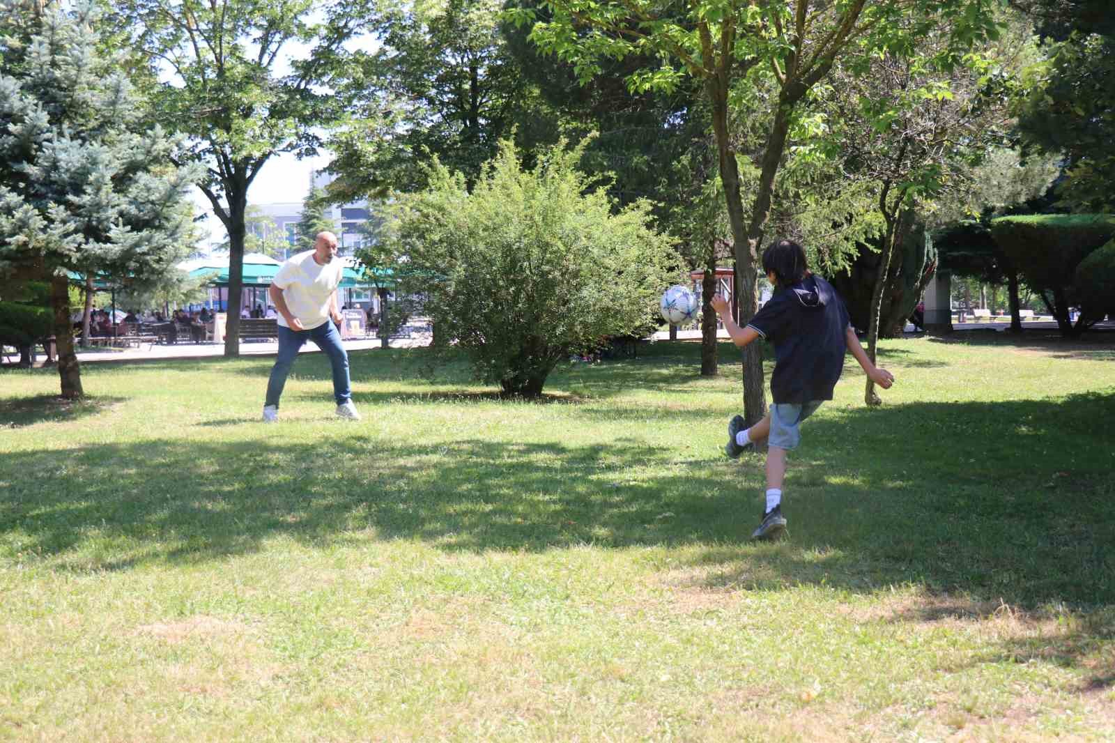 Çocuklar içeride ter döktü, aileler dışarıda piknik yaparak bekledi