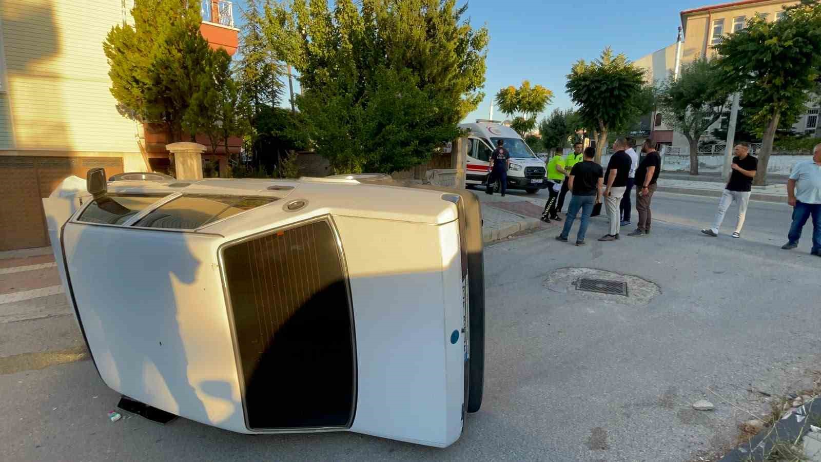 Karaman’da kaldırıma çarpan otomobil yan yattı: Kazada sürücünün burnu bile kanamadı