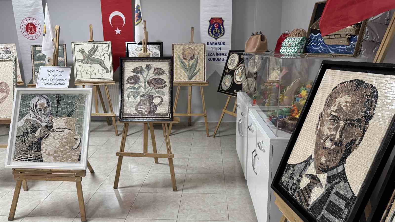 Karab&uuml;k&rsquo;te kursiyerlerin eserleri beğeniye sunuldu