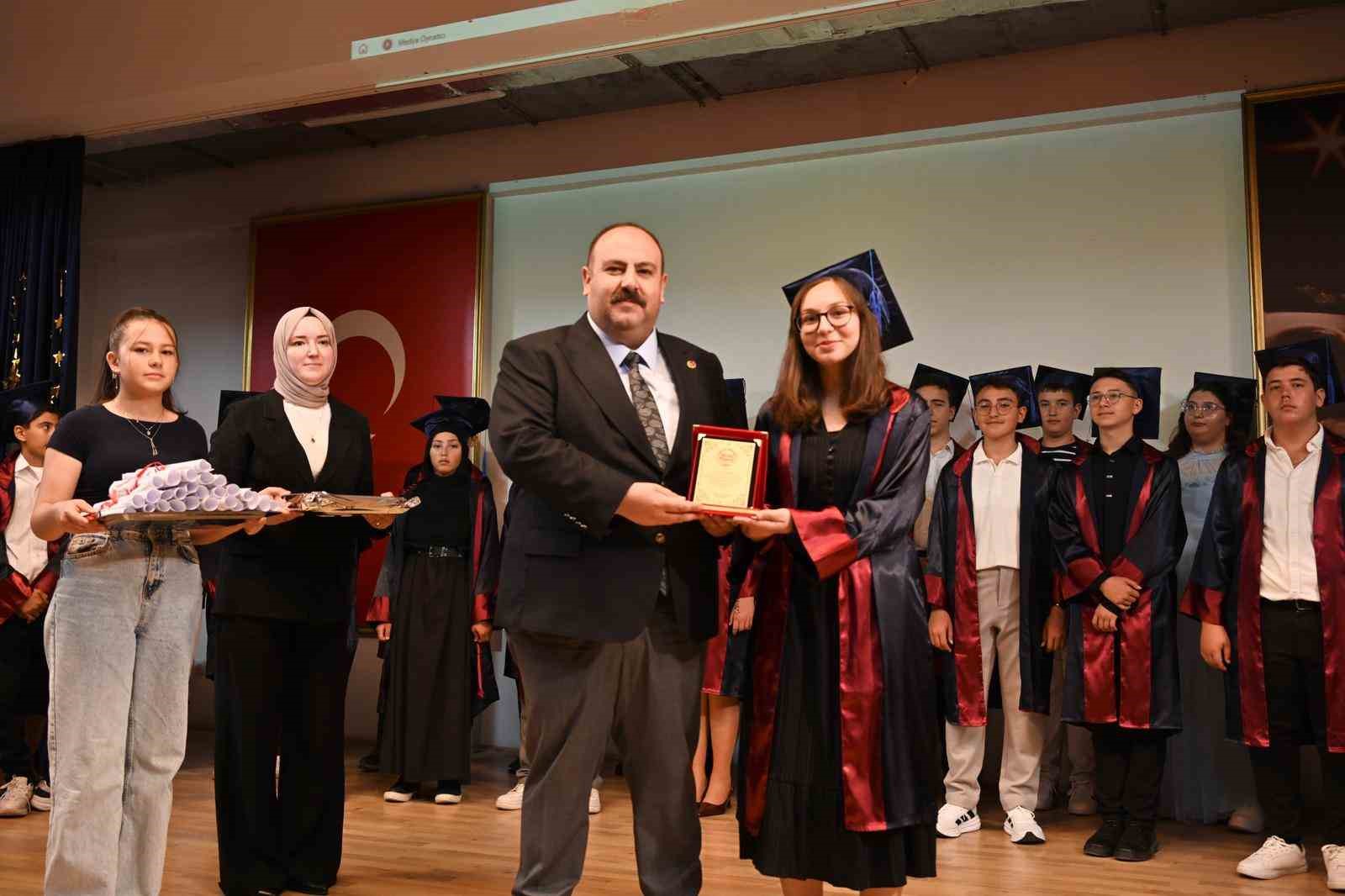 Koç ilköğretim mezunları kep attı