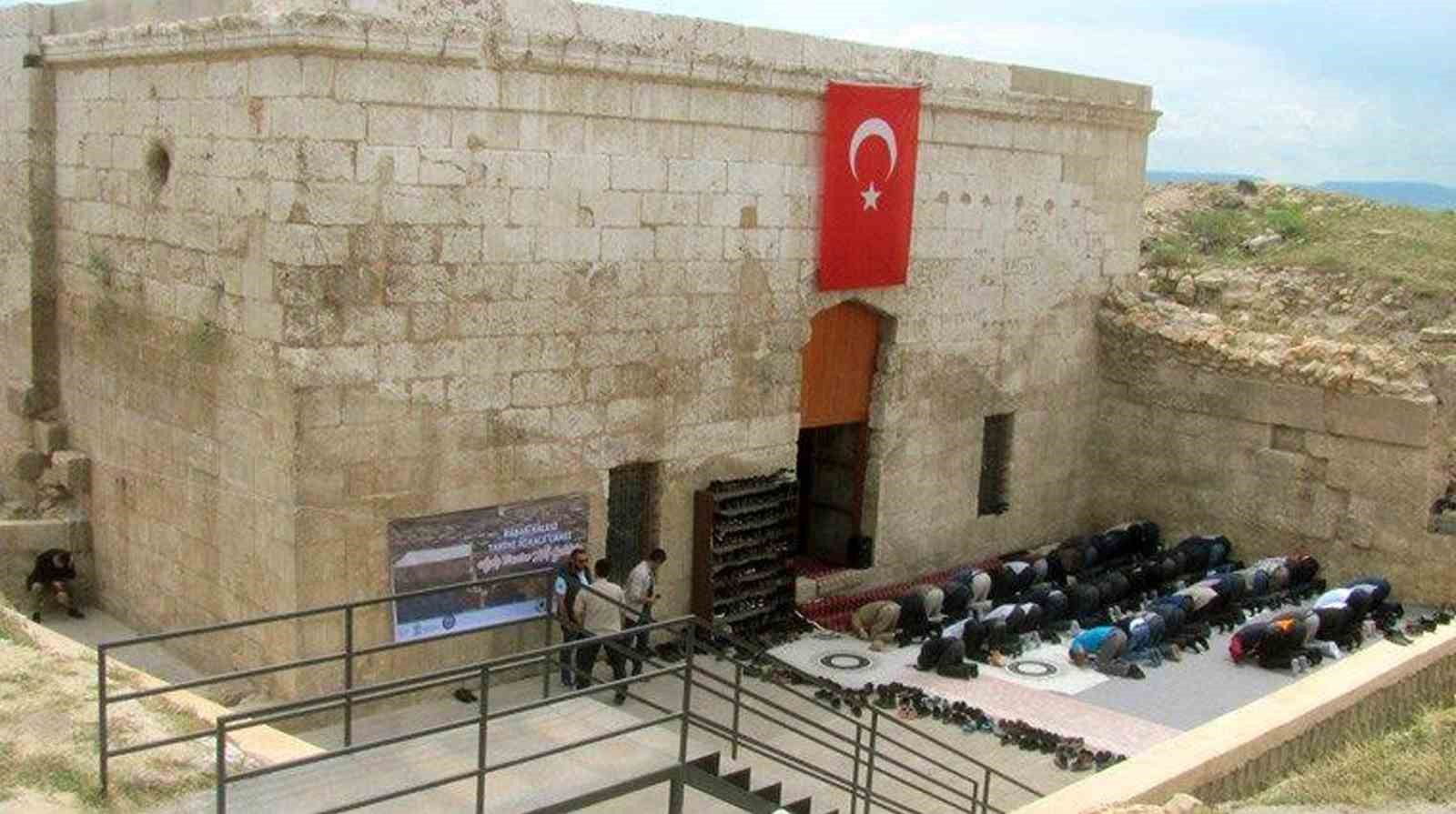 Depremde hasar g&ouml;ren tarihi i&ccedil; kale camii restorasyon bekliyor