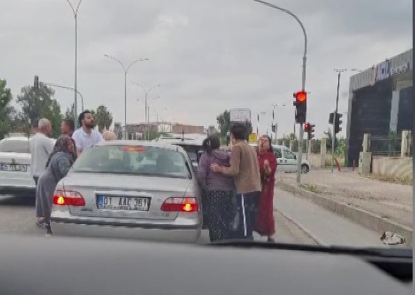 Adana’da trafikte kadınlı erkekli kavga kameraya yansıdı