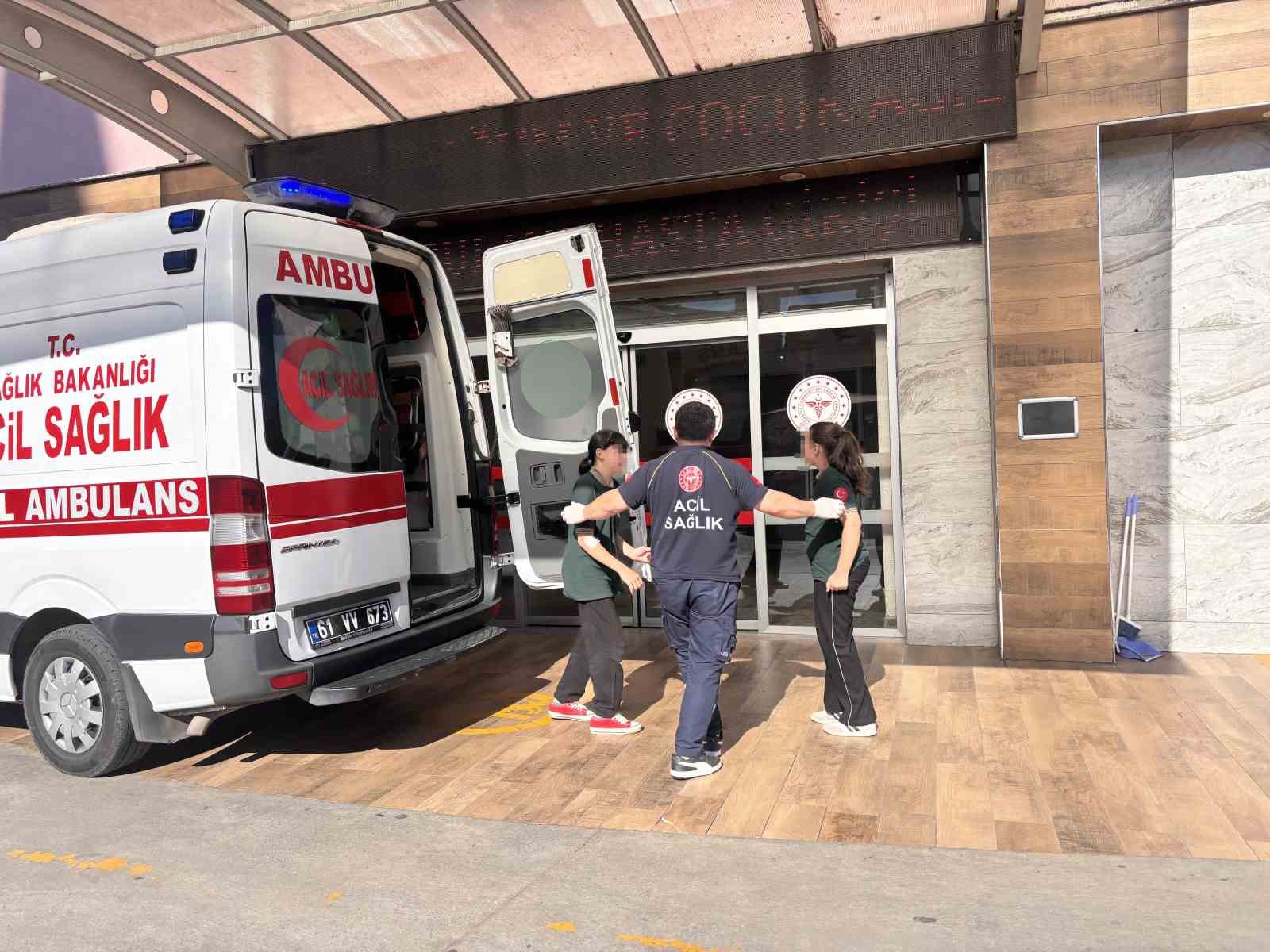 Trabzon’da 12 ortaokul öğrencisi zehirlenme şüphesiyle hastaneye kaldırıldı