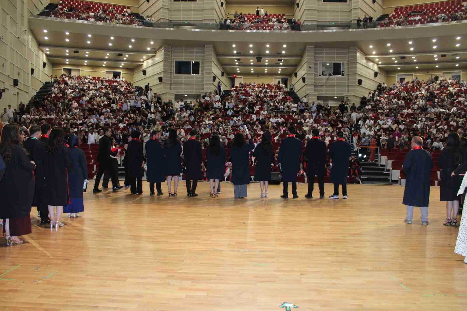 ER&Uuml;&rsquo;de 208 gen&ccedil; avukat mezun oldu
