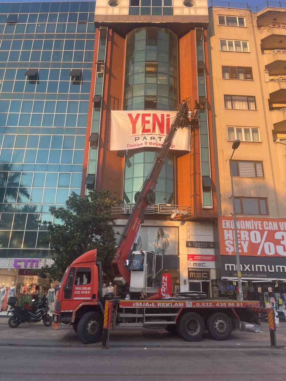 Denizli’ye Yeni Parti tabelası asıldı