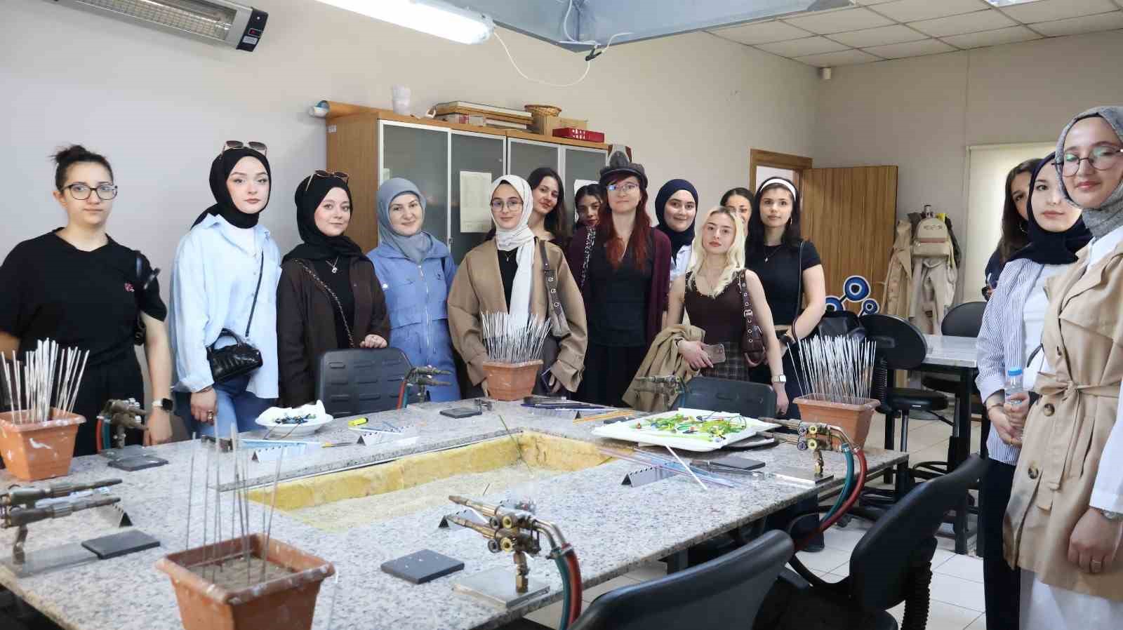 &Uuml;niversiteliler sahada sosyal hizmet eğitimi aldı