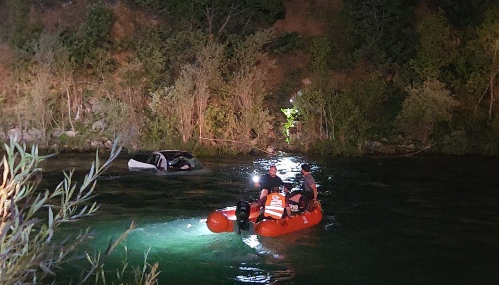 Munzur Nehri&rsquo;ne yuvarlanan ara&ccedil;tan atlayan kadın hayatını kaybetti