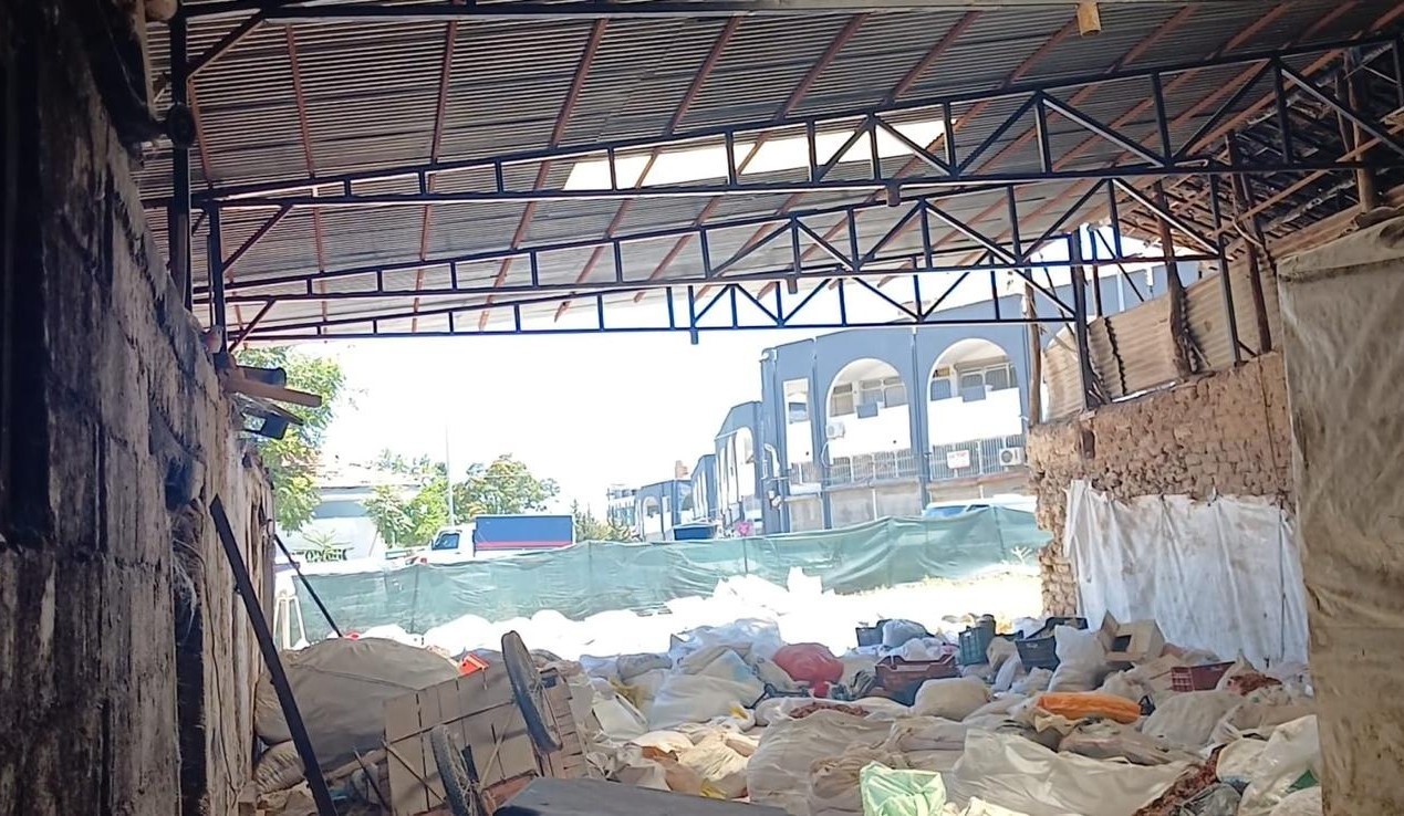 Malatya’da halk sağlığını tehdit eden ruhsatsız kayısı deposuna mühür