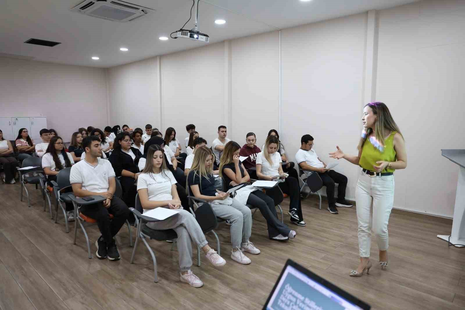Efeler Belediyesi’nden gençlere sınav yolculuğunda rehberlik desteği