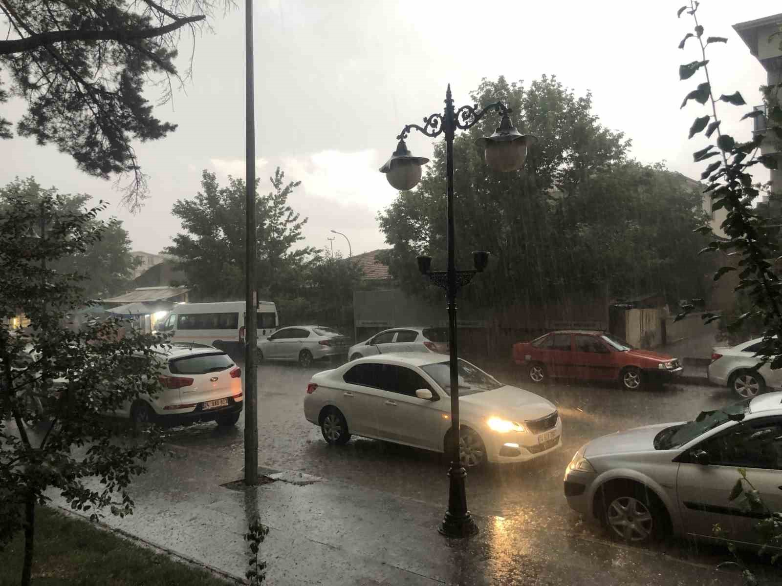Erzincan&rsquo;da dolu ve heyelan ulaşımı olumsuz etkiledi